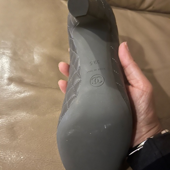 Original Chanel Interlocking CC Logo, Camellia Accent & Quilted Pattern pump’s - Picture 6 of 6